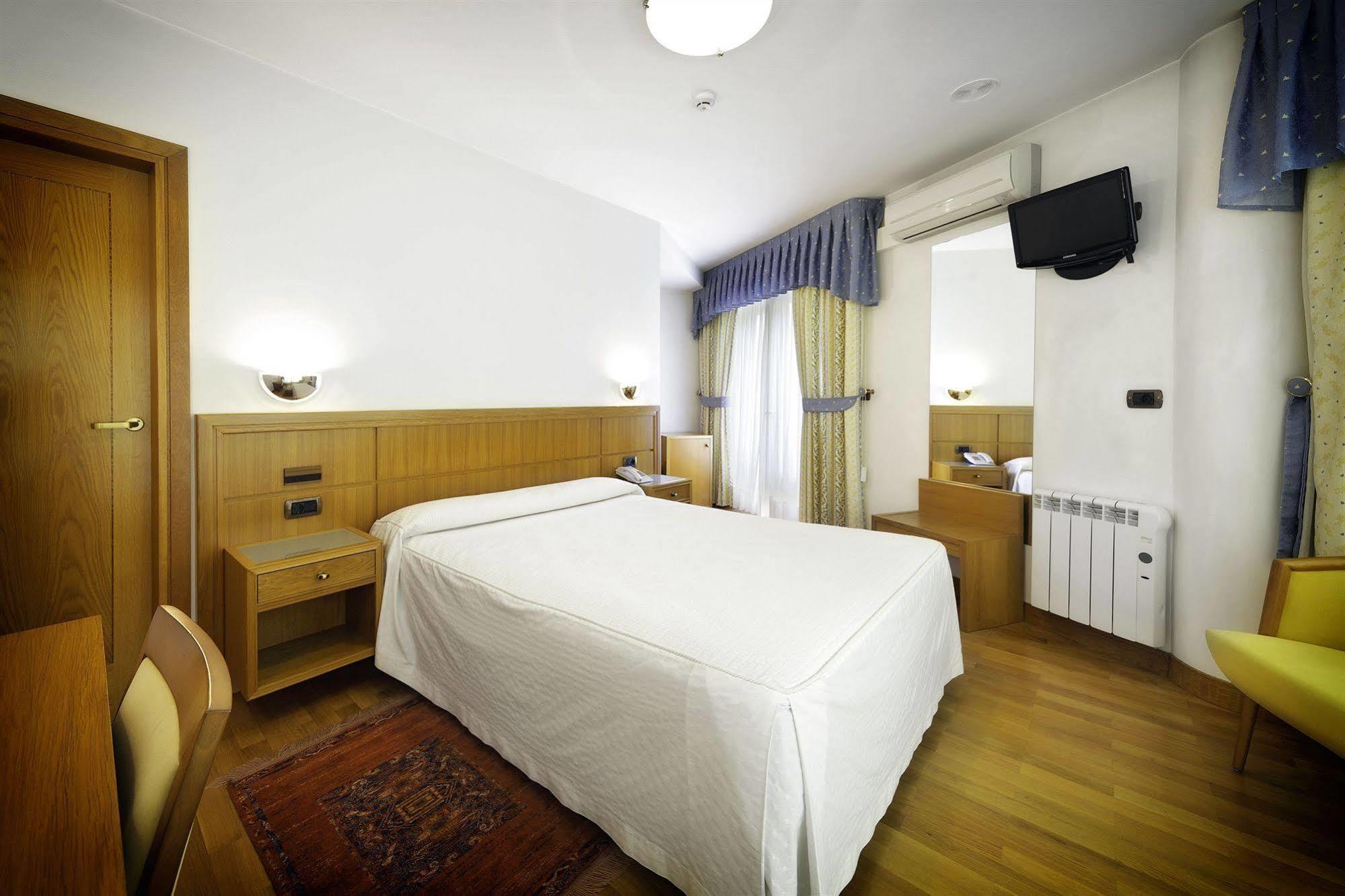 Hotel Florida Arteixo Bagian luar foto